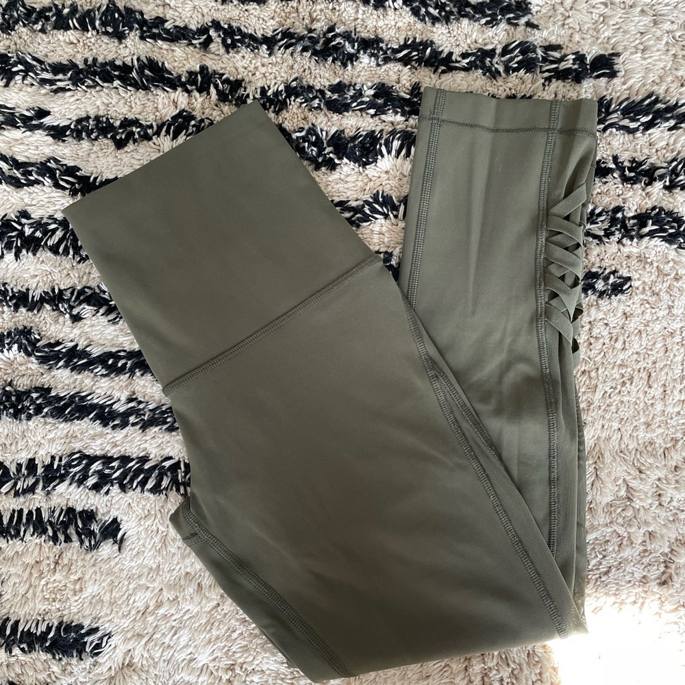 Lululemon crop pants with mesh detail - size 4